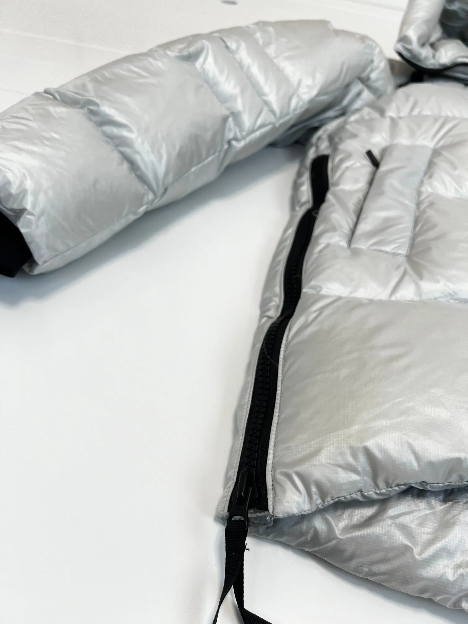 P980 has a cold protection effect of up to level 4. It is made of recycled Feather-Light tear-resistant fabric. It is ultra-light and has no weight-bearing feeling on the upper body! The unique black label highlights your temperament‼  Canada Goose, a Canadian brand, has always been recognized as the warmest down jacket. Various Instagram celebrities, Internet celebrities, and celebrities often wear it for street photos. I do Canada Goose every year, but I still can’t get rid of my love for geese. No matter how cold the winter is, there is no need to be afraid, because there are geese! Filled with 80% white duck down, Canada Goose is the legendary warmest down jacket and is known as a must-have for Arctic outdoor sports! The most popular down jacket in the world, celebrities are rushing to buy it, it is a must-have!